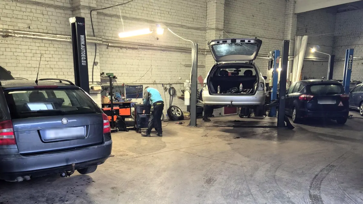 Autoliepa autoserviso dirbtuvės